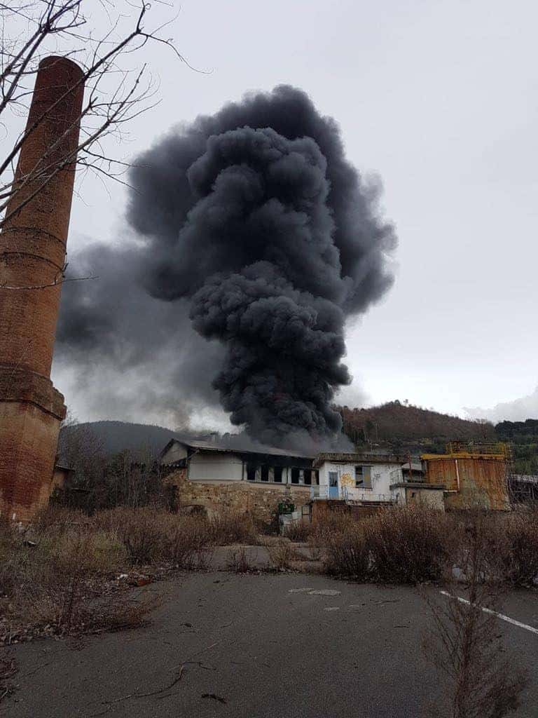 (VIDEO) Incendio alla ex Brunelleschi di Sieci, treni soppressi e in ritardo