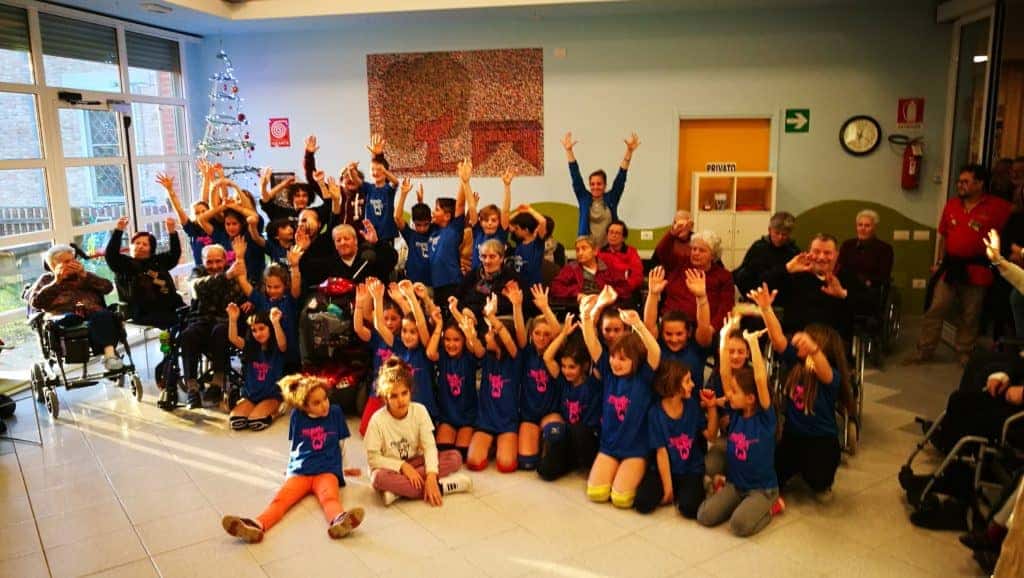 I bambini della Mugello Volley con i nonni della RSA S. Francesco