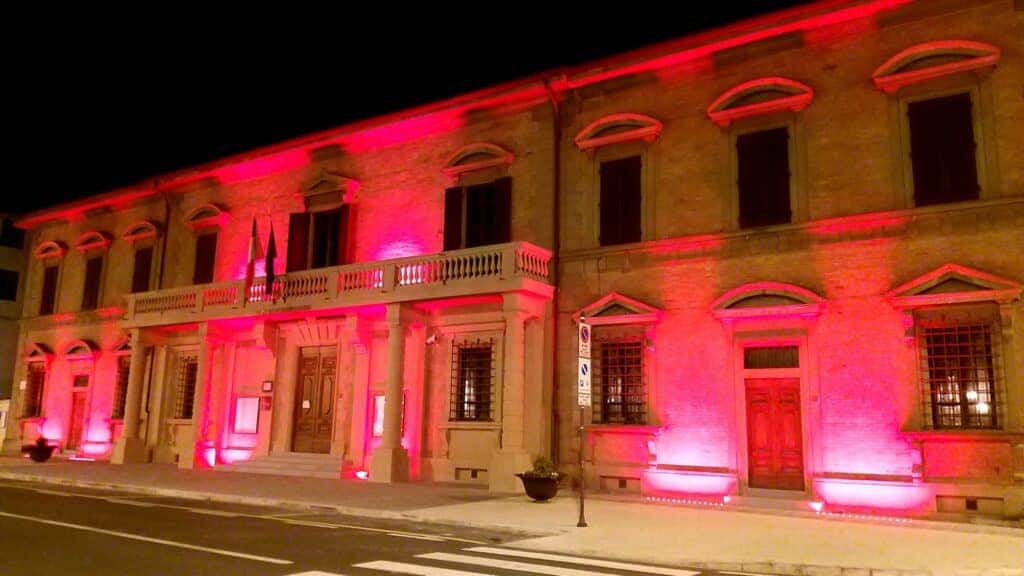 Giornata contro la violenza sulle donne: il Comune di Borgo si colora di rosso