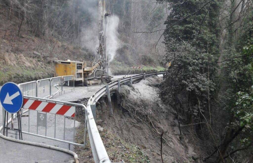 Frana sulla SR 302: strada riaperta con senso unico alternato tra Ronta e Razzuolo