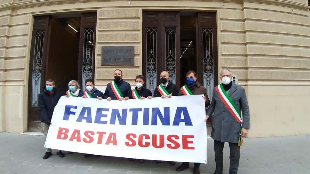 Linea Faentina, il resoconto della protesta dei sindaci a Firenze sotto le sedi di Trenitalia e RFI