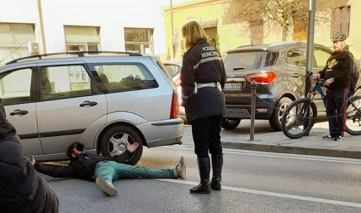 (FOTO) Pontassieve, uomo protesta in mezzo a via Garibaldi per problemi familiari