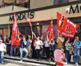 Firenze, lavoratrici della profumeria Modus trasferite a Cuneo: presidio di protesta di Filcams e Cgil