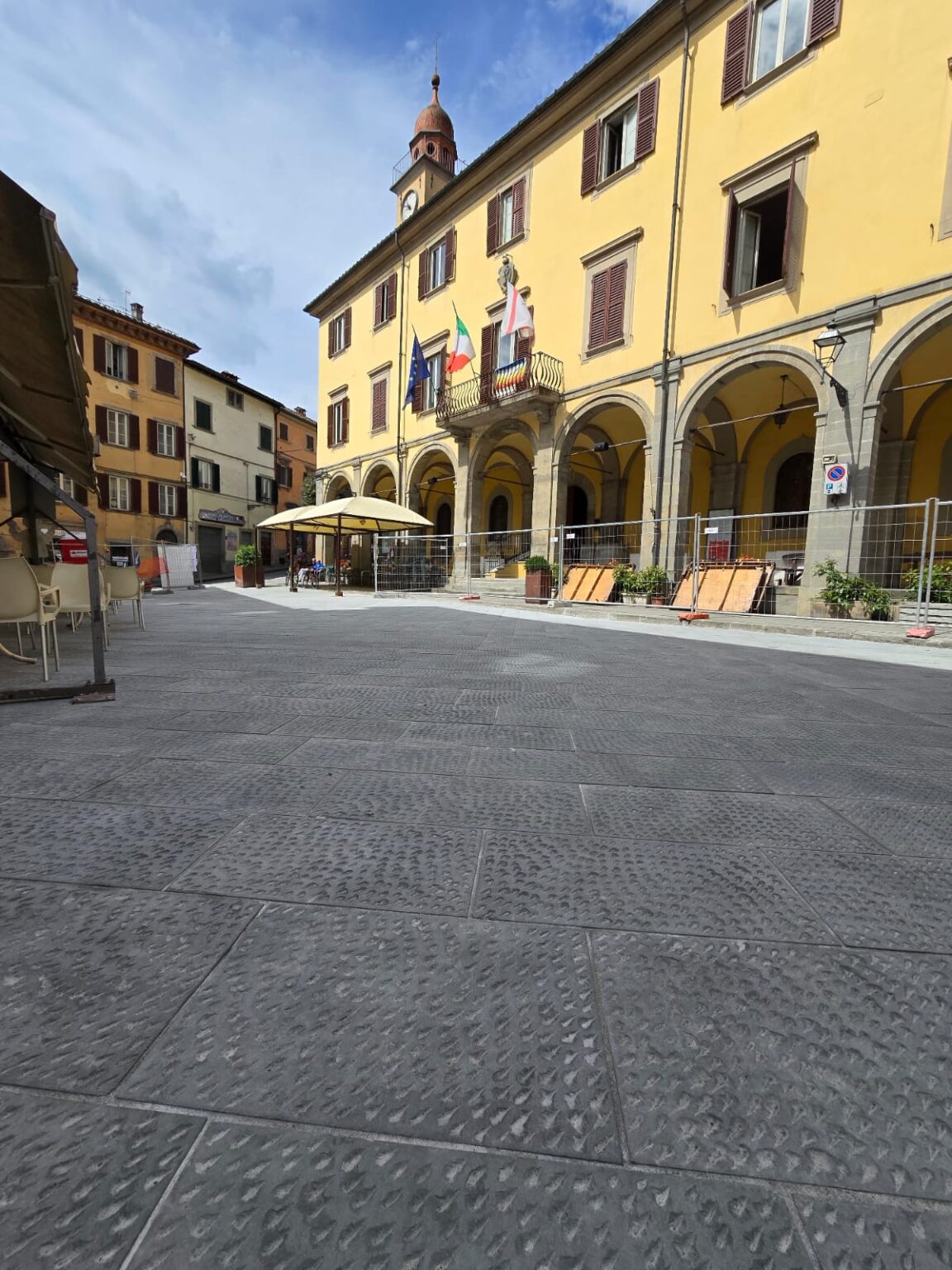 Marradi, terminati i lavori di pavimentazione di Piazza Scalelle: torna la pedonalizzazione estiva