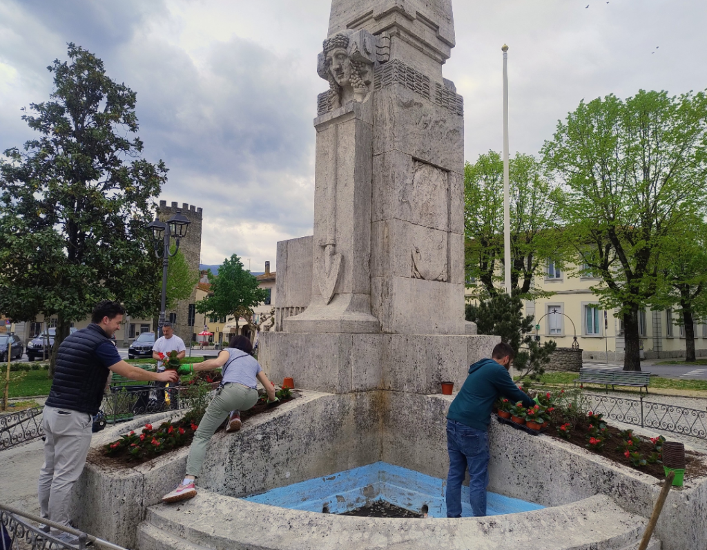 Vicchio, i giardini pubblici di piazza della Vittoria si colorano di nuovi fiori ed essenze