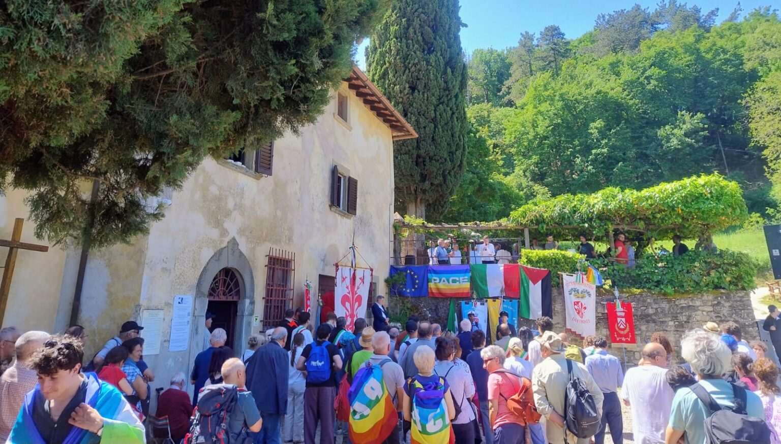 Vicchio, sabato scorso alla Marcia di Barbiana consegnata la “Lampada della Pace di Assisi”