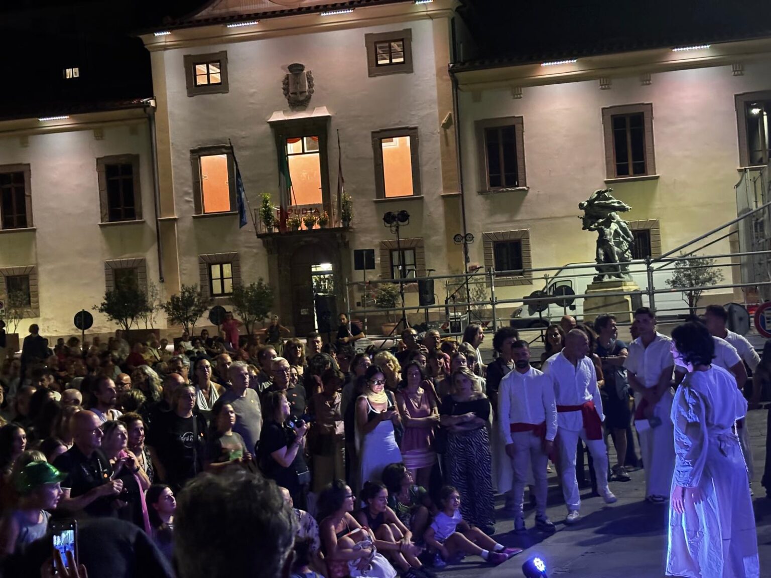 Pontassieve, Piazza dei Popoli: emozioni e sold out per lo spettacolo La città invisibile, portato in scena dalla Compagnia della Casa di Reclusione di Gorgona
