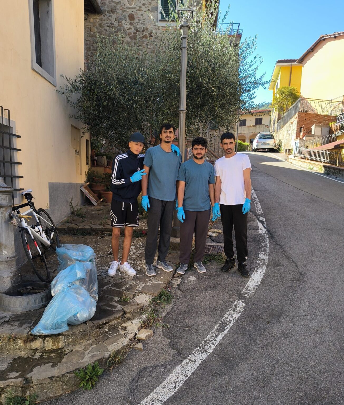 Figline e Incisa. “Puliamo il Poggio”: sabato scorso Circolo SMS, residenti e richiedenti asilo del CAS “Villa Viviana” insieme per raccogliere i rifiuti abbandonati nella frazione