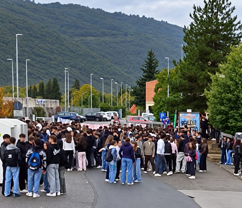 Pontassieve, ieri e oggi lo sciopero degli studenti dell’istituto superiore Ernesto Balducci: le ragioni della protesta